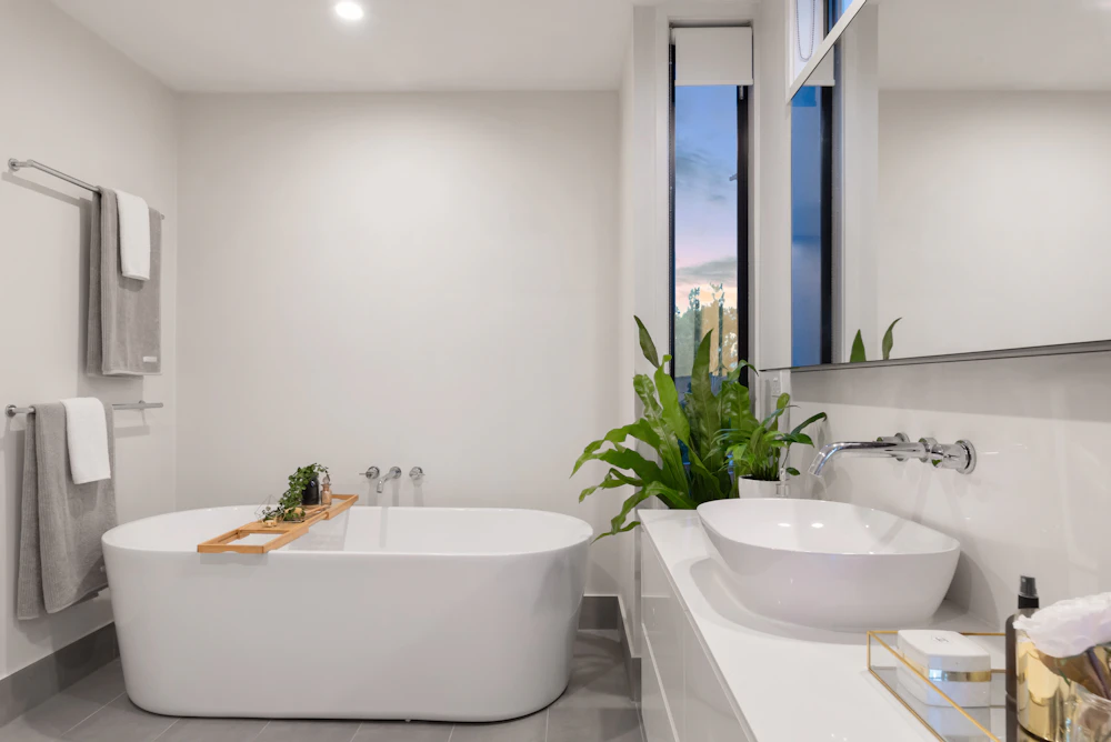 Baño en piedra natural: reforma de baños en Getxo por Reformarista